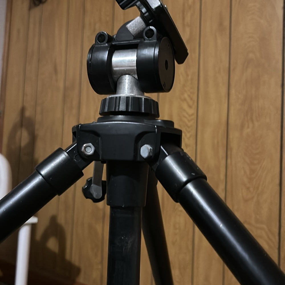 Practically new tripod - Picture 5 of 6